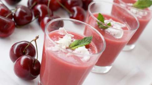 Gazpacho de tomate y cerezas con queso de cabra y hojas de menta