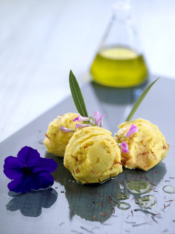 Bolas de helado de azafrán con flores