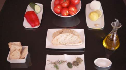 Pimiento, tomate, cebolla, ajo, pan, aceite de oliva, limón y sal