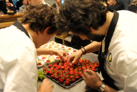 Diego Guerrero preparando minibabybel de brillat trufado