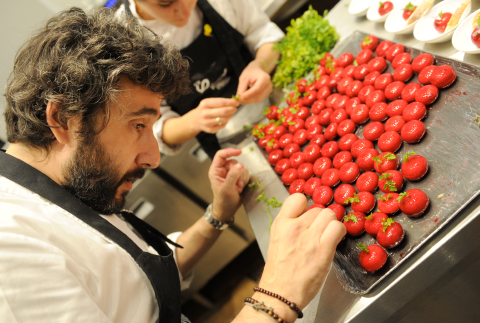 Diego Guerrero preparando minibabybel de brillat trufado