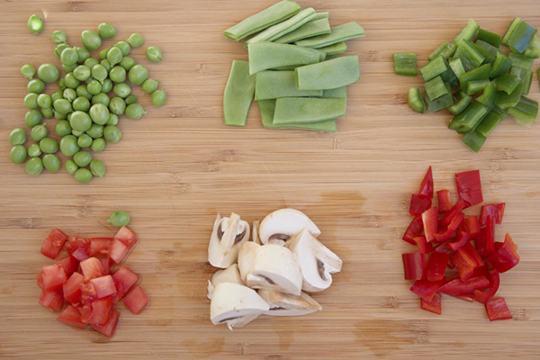 Verduras troceadas para preparar una paella 