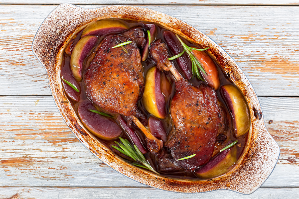 Pato asado con manzana al vino