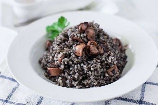 Receta de arroz negro con calamares en su tinta listo para comer