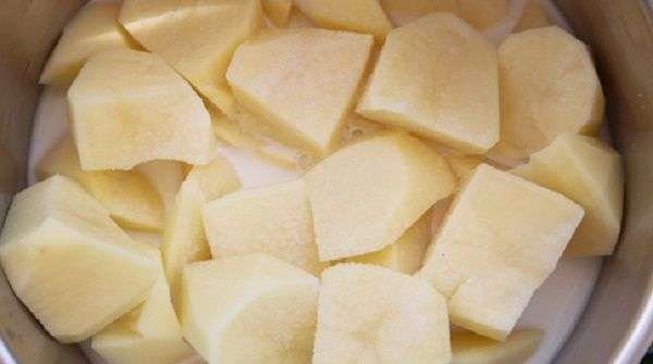 patatas peladas y cortadas en cuadrados