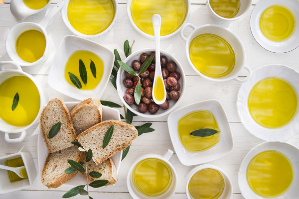 Cuencos de aceite de oliva virgen extra para aperitivo