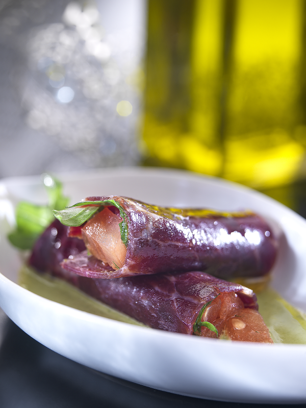 Rollitos de cecina con sopita fría de pistacho 