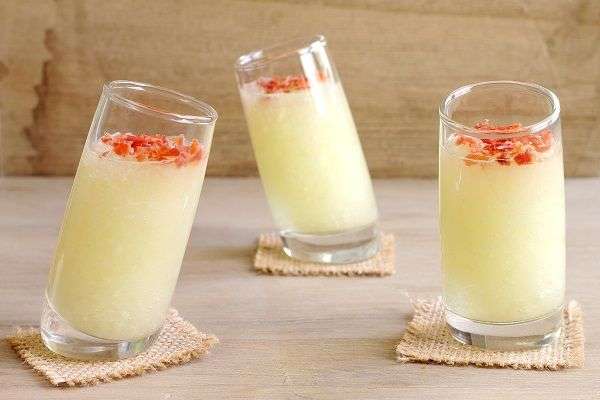 Chupito de sopa de melón con crujiente de jamón