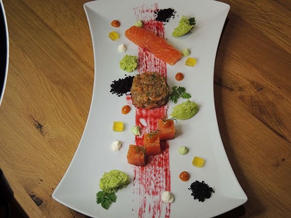 Tres versiones de salmón ahumado: marinado, tartar y con gelatina de aceite de oliva y gel de tomate 