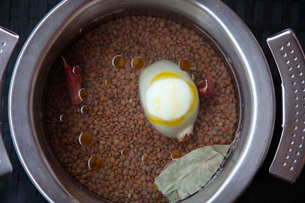 lentejas en agua con aceite, pimiento y cebolla