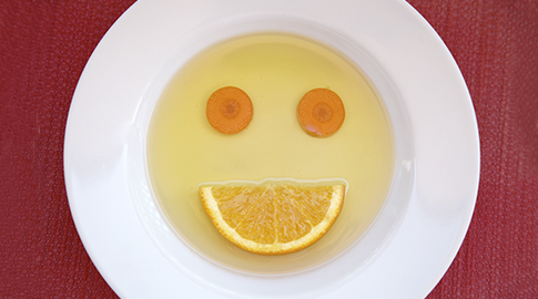 Sonrisa hecha con zanahoria, naranja y aceite