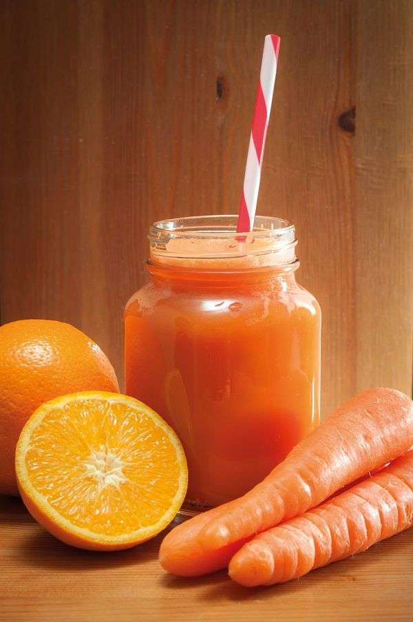 Smoothie detox con aceite de oliva, zanahoria, naranja, apio