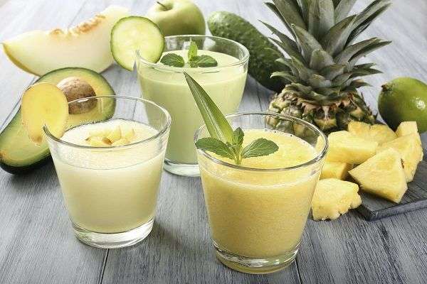 Smoothie de piña, leche de soja, jengibre y aceite de oliva