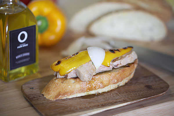 Tosta de atún con pimiento y cebolla dulces