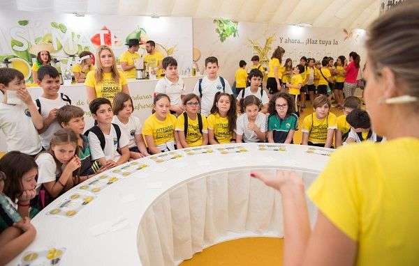 Talleres para escolares en la carpa de la Semana de los Aceites en Málaga