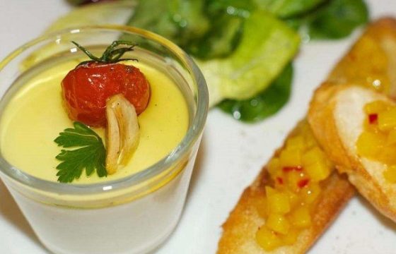 Panna cotta de queso de cabra con crostini de membrillo y ensalada de invierno