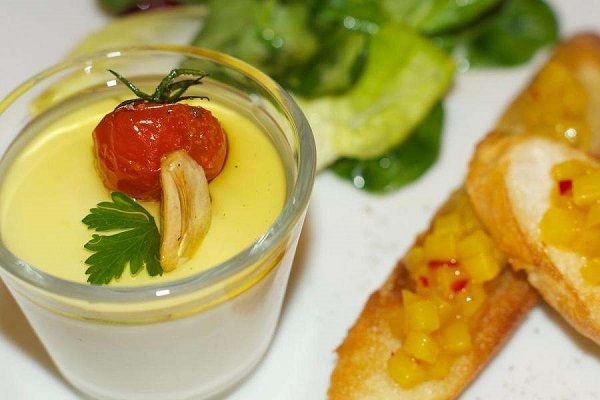 Panna cotta de queso de cabra con crostini de membrillo y ensalada de invierno