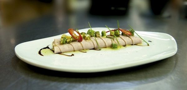 Rollito de cerdo ibérico con cebolletas, mayonesa de cítricos, aguacate, menta y aceite de oliva virgen extra de España