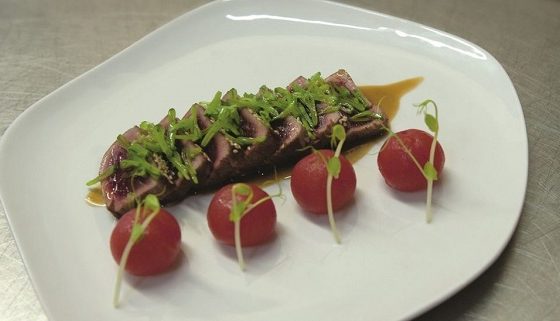 Tataki de atún con emulsión de aceite de oliva y cebollino