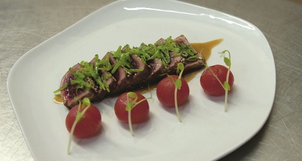 Tataki de atún con emulsión de aceite de oliva, cebollino y ponzu