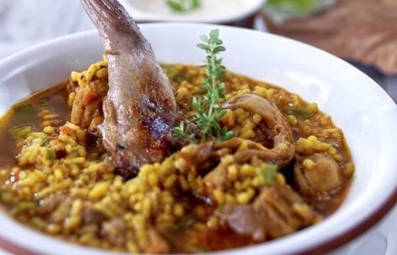 Arroz caldoso con conejo y setas