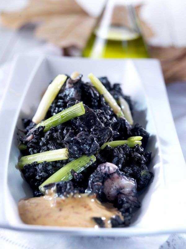 Receta de arroz negro con sepia y ajetes tiernos