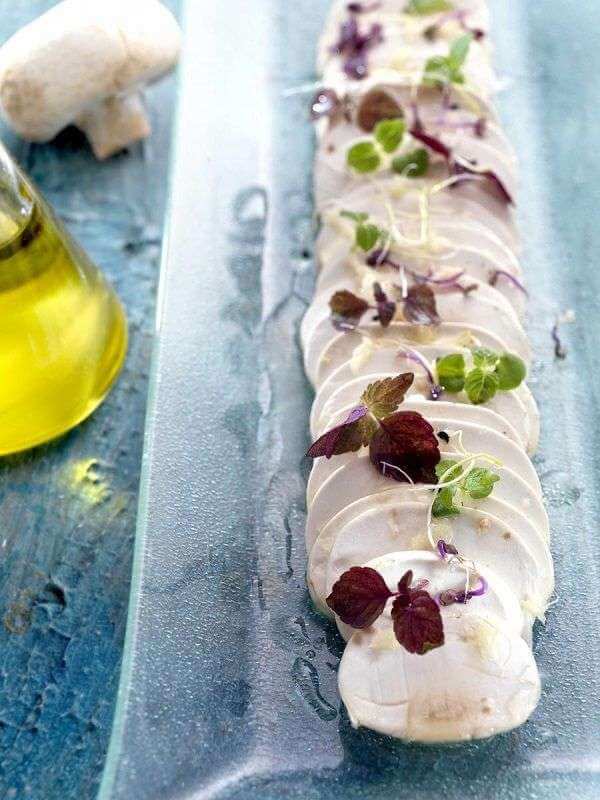 Receta de carpaccio de champiñones, jengibre con lima y hojas de sisho morado