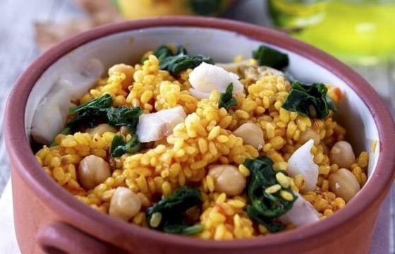 Cazuela de arroz con espinacas, garbanzos y bacalao