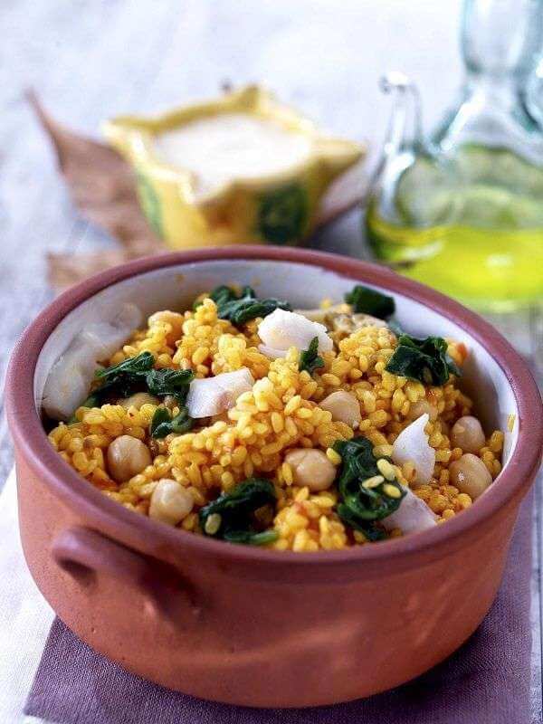 Cazuela de arroz con espinacas, garbanzos y bacalao