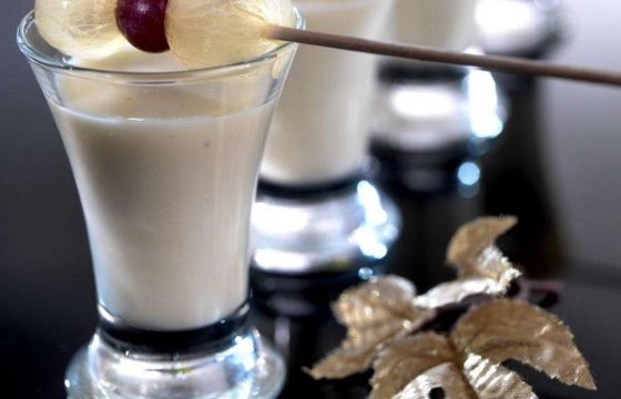 Chupito de crema de almendras y uvas