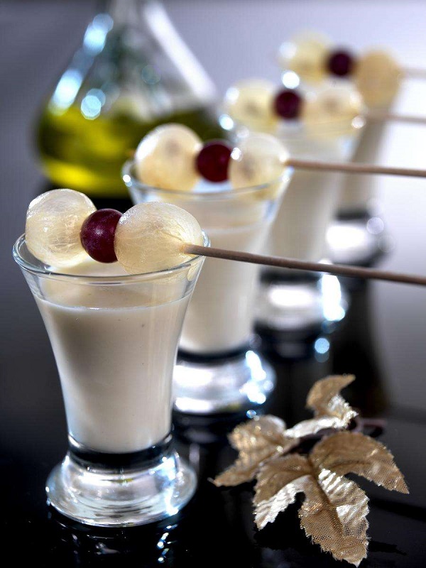 Chupito de crema de almendras y uvas