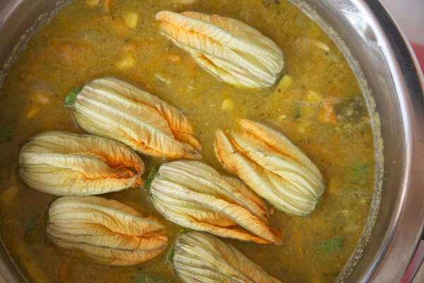 Como preparar sopa de flor de calabaza