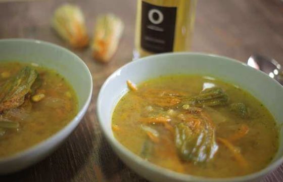 Sopa de flor de calabaza y tomatillo con aceite de oliva