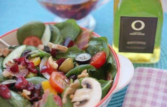 Ensalada con vinagreta brillante de cerezas