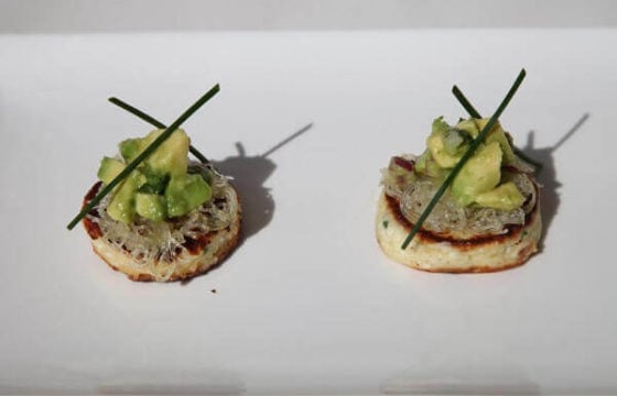 Tapa de blinis con aguacate y fideos de arroz