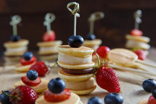 Brocheta de Tortitas con aceite de oliva, queso, chocolate y fresas