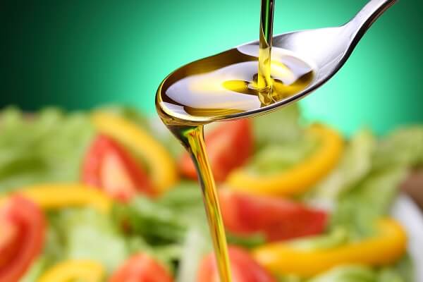 Ensalada con aceite de oliva virgen extra