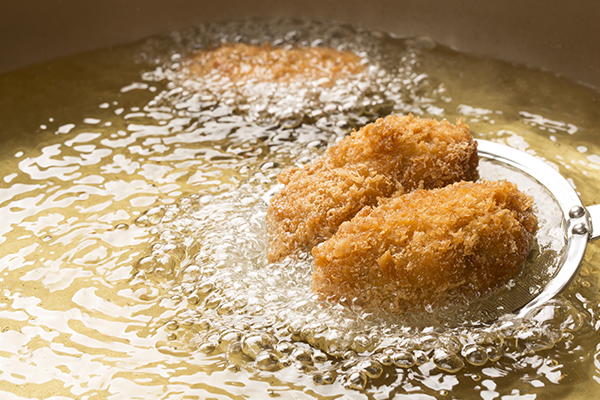 Croquetas friéndose en aceite de oliva