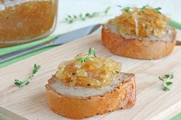 Pate con confitura de cebolla