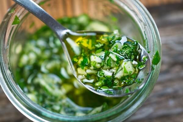 Deliciosa salsa chimichurri lista para servir