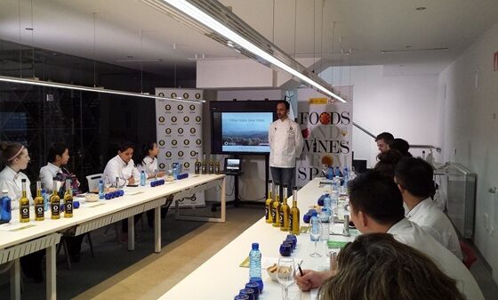 Alumnos del Programa de Formación en Gastronomía del ICEX se empapan de la cultura de los Aceites de Oliva de España