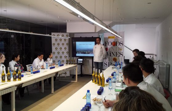 Alumnos del Programa de Formación en Gastronomía del ICEX se empapan de la cultura de los Aceites de Oliva de España