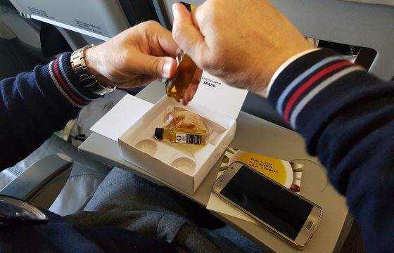 Aceites de Oliva de España celebra la primera cata aérea de aceite de oliva virgen extra de la historia en un avión de Iberia