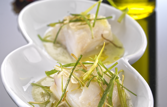 Bacalao confitado con crema de purrusalda y crujiente de puerro