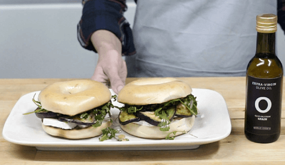 Bagel de berenjena con miel y queso brie