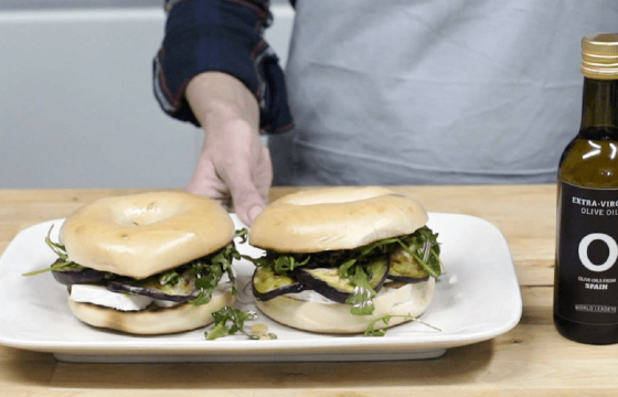 Bagel de berenjena con miel y queso brie