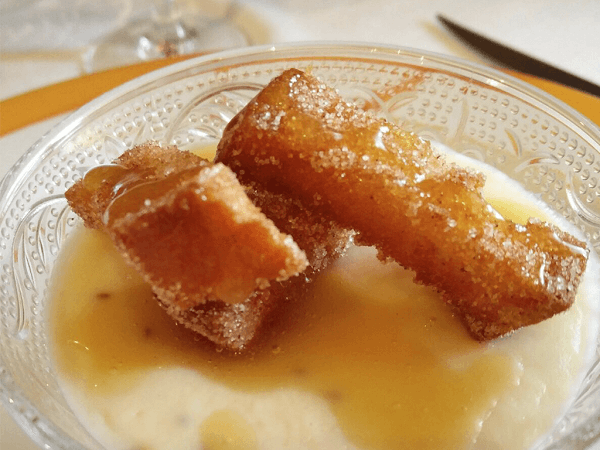 Las gachas dulces se culminan con un poco de pan frito y miel por encima