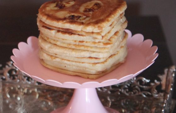 Pancakes de corazón con plátano y canela