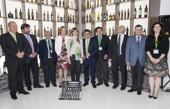 Aceites de Oliva de España traslada a Expoliva su campaña “¿Peeerdona?” para concienciar, de una vez por todas, sobre la correcta presentación del producto en la hostelería