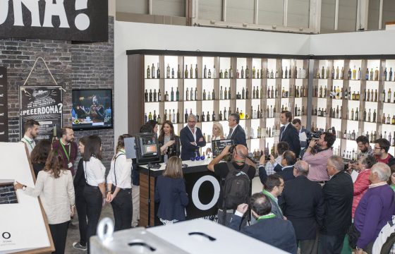 El equipo de la serie de televisión EntreOlivos conoce Expoliva de la mano de Aceites de Oliva de España